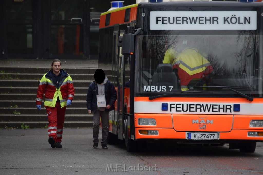 Einsatz BF Koeln Schule Burgwiesenstr Koeln Holweide P050.JPG - Miklos Laubert